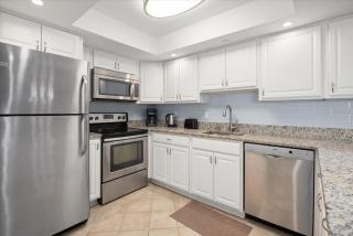 Fantastic 2 Bedroom in Quay with Ocean Views & Indoor and Outdoor Pools! - 2