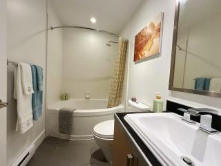 Spacious Modern 3BR Condo at UBC Quiet & Convenient - 8