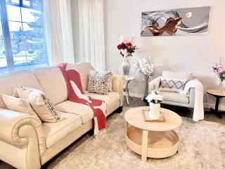 Spacious & Comfy Main Floor 3BR Suite in Detached House - 0