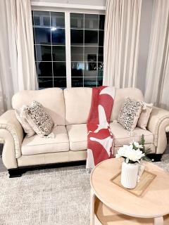 Spacious & Comfy Main Floor 3BR Suite in Detached House - 7