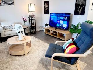 Spacious & Comfy Main Floor 3BR Suite in Detached House - 5