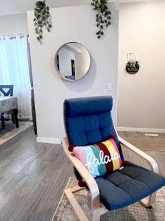 Spacious & Comfy Main Floor 3BR Suite in Detached House - 3