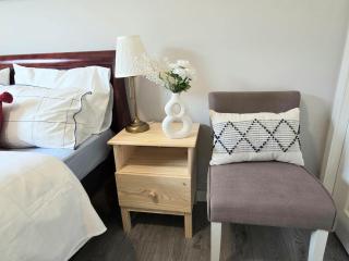 Spacious & Comfy Main Floor 3BR Suite in Detached House - 1