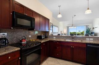 Spacious 2BR condo with lanai & pool - 7