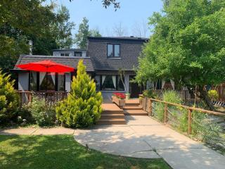 Entire three bedroom cozy home near lake, one hour from Toronto - 9