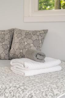 Entire three bedroom cozy home near lake, one hour from Toronto - 8