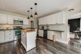 Entire three bedroom cozy home near lake, one hour from Toronto - 7