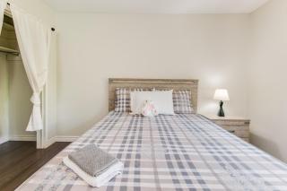 Entire three bedroom cozy home near lake, one hour from Toronto - 2