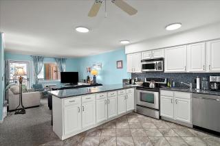 3 Bedroom 4th Floor Condo in Severn 1, Steps to the Beach! - 9