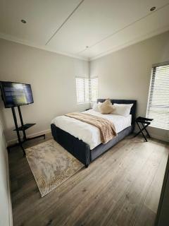 Luxury Modern Apartment in Bryanston with Fast Wi-Fi, Balcony & Parking - 8