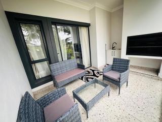 Luxury Modern Apartment in Bryanston with Fast Wi-Fi, Balcony & Parking - 7