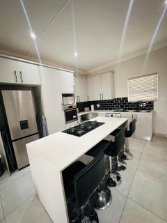 Luxury Modern Apartment in Bryanston with Fast Wi-Fi, Balcony & Parking - 6