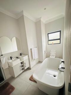 Luxury Modern Apartment in Bryanston with Fast Wi-Fi, Balcony & Parking - 4