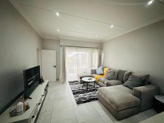 Luxury Modern Apartment in Bryanston with Fast Wi-Fi, Balcony & Parking - 1