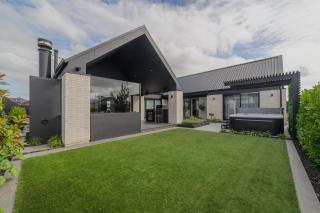 Stylish Home w- Private Spa Indoor & Outdoor Fire - 9