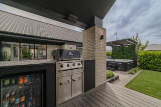 Stylish Home w- Private Spa Indoor & Outdoor Fire - 7