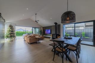 Stylish Home w- Private Spa Indoor & Outdoor Fire - 6