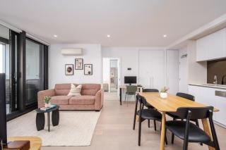 Sunrise River View 2BR CBD Apartment, Free Parking, Family & Work Friendly - 3