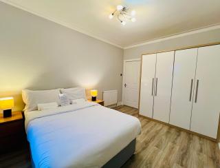 Cozy 2 Bed Apartment Just Minutes from Glasgow Airport - 1