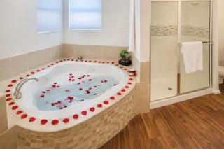 Family Home 4BR with Pool, Jacuzzi, Parking & Free WiFi - 4