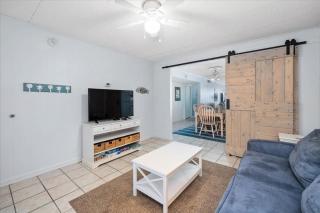 Beautiful 2 Bedroom Just Steps from The Beach! - 3