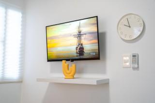 Coastal Dreamscape Chic 2BR Near Airport Pool - 4