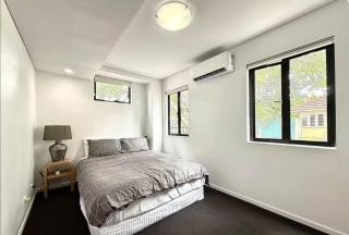Stylish Kangaroo Point Home | 3BR, 2 Baths - 2