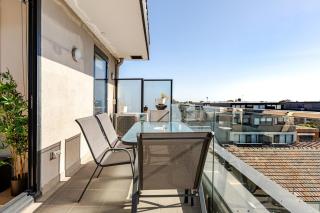 Stylish 2BR Apartment with Scenic Views - 4