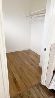 Huge bedroom with shared bathroom - 4