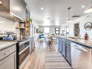 Casa Rivera Spotless Pet Friendly Home 8 Min to Downtown - 9