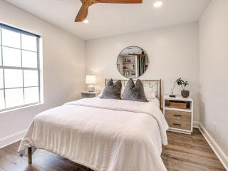 Casa Rivera Spotless Pet Friendly Home 8 Min to Downtown - 6