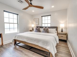 Casa Rivera Spotless Pet Friendly Home 8 Min to Downtown - 4