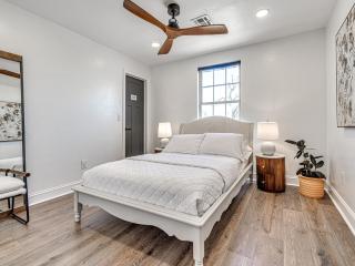 Casa Rivera Spotless Pet Friendly Home 8 Min to Downtown - 3