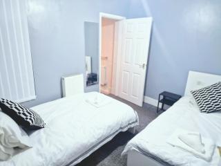 Stylish Modern Home comfy setting by Everton Park - 7