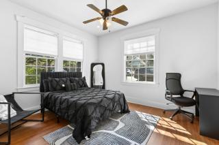 2025 Newly Renovated Scholars Historic Home by UT Sleeps 12 - 4