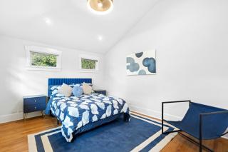 2025 Newly Renovated Scholars Historic Home by UT Sleeps 12 - 2