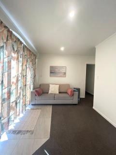 Spacious 3-Bedroom Retreat Near Airport & City - 7