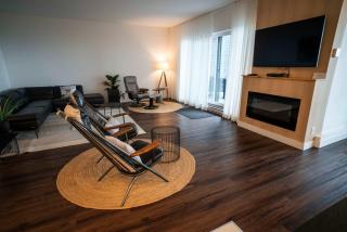 Bright Condo with Pool and Stunning View - 5