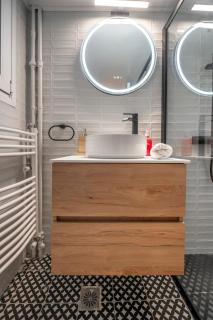 Colorful Koukaki Apartment Near the Acropolis - 6