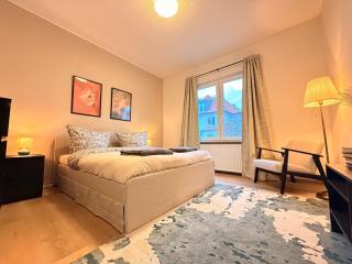 Peaceful & Stylish 2 Bedroom Stay with Garden - 9