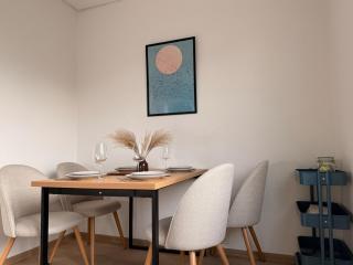 Peaceful & Stylish 2 Bedroom Stay with Garden - 7