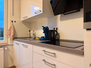 Peaceful & Stylish 2 Bedroom Stay with Garden - 6