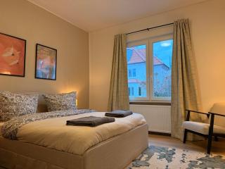 Peaceful & Stylish 2 Bedroom Stay with Garden - 5