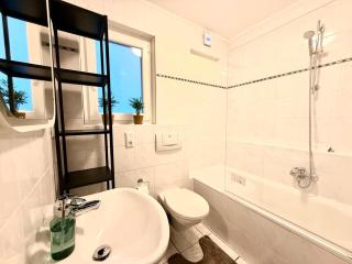 Peaceful & Stylish 2 Bedroom Stay with Garden - 4