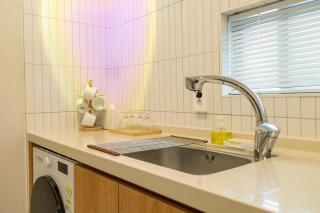 홍대입구역 5분, 최대7인, 넓은 거실, 짐보관, 호텔식 침구,세탁건조기, 홍대 - 2