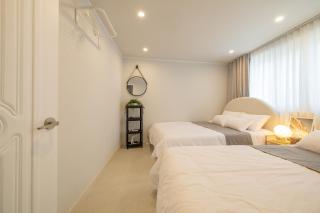 홍대입구역 5분, 최대7인, 넓은 거실, 짐보관, 호텔식 침구,세탁건조기, 홍대 - 3