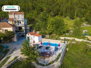 Villa in Tučepi with Pool near Seabeach - 0