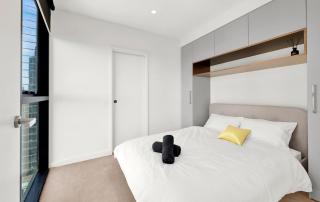 High-Rise CBD Escape with Panoramic City Views - 9