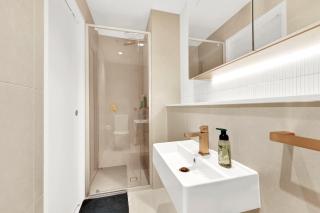 High-Rise CBD Escape with Panoramic City Views - 1