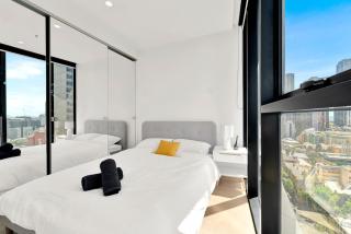 High-Rise CBD Escape with Panoramic City Views - 7